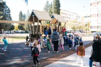 Renovirano dvorište vrtića Đina Vrbica“: Od danas mališanima na raspolaganju pješačke staze, zelene površine i savremeni dječji mobilijar Renovirano dvorište vrtića Đina Vrbica“: Od danas mališanima na raspolaganju pješačke staze, zelene površine i savremeni dječji mobilijar