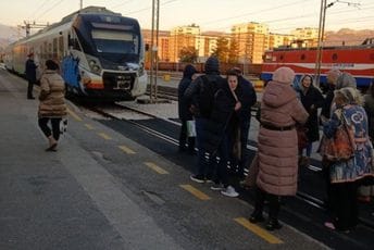 Voz za Nikšić nije krenuo, putnici blokirali prugu