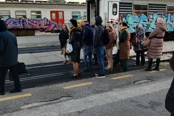 Voz za Nikšić krenuo nakon skoro jednočasovne blokade pruge Voz za Nikšić krenuo nakon skoro jednočasovne blokade pruge