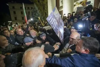 Sofija: Rušilačke demonstracije zbog komada Džona Malkoviča, napadani ljudi i bacane kese sa smećem