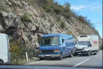 Udes na putu Danilovgrad - Nikšić: Sudarili se kamion i kombi