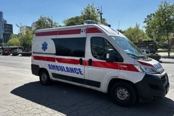 (VIDEO) Auto uletio u grupu ljudi na Banjici, ima povrijeđenih