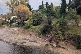 (FOTO) Djelovi montažnog objekta još nijesu uklonjeni sa obale Morače