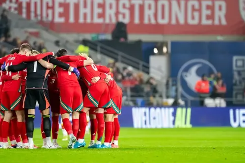 Nesvakidašnje scene: Na stadionu u Kardifu skandirali Crnoj Gori (VIDEO)