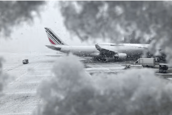 Sniježna oluja napravila probleme na pariskom aerodromu: Vlasti traže otkazivanje deset odsto letova