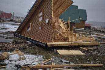 (FOTO) Snažno nevrijeme pogodilo Žabljak: Vjetar oborio vikendicu, oštećen krov na školi...