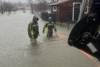 (FOTO) Nevrijeme napravilo haos na Cetinju: Srušio se pomoćni objekat, ugrožene u kuće, rizik da padne i trafostanica....