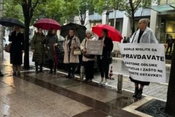 Ispred Vlade počeo protest protiv nasilja nad ženama, Labović: Za pet godina ubijeno 17 žena