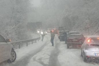 Nepogode u Srbiji, BiH i Albaniji: Mećava, udesi, kolapsi, odroni, vjetar čupao drveće...