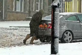 Snježna oluja pogodila Britaniju i Irsku, kolaps u saobraćaju, 60.000 ljudi bez struje