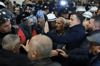 Albanija: Mnogo nereda na opozicionim demonstracijama, jedna osoba povrijeđena Albanija: Mnogo nereda na opozicionim demonstracijama, jedna osoba povrijeđena