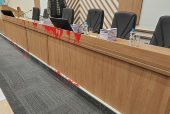 (VIDEO) Manji incidenti na sjednici Skupštine Beograda – prosuta crvena farba (VIDEO) Manji incidenti na sjednici Skupštine Beograda – prosuta crvena farba