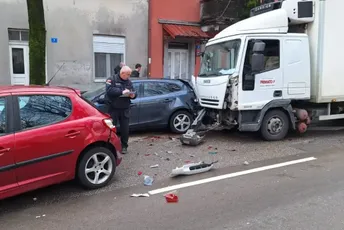 Karambol na Cetinju: Kamion izazvao udes, oštećena tri vozila