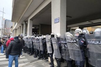 (VIDEO) Građani pokušali da uđu u Skupštinu Novog Sada tokom glasanja o povjerenju gradonačelniku, jedan mladić priveden