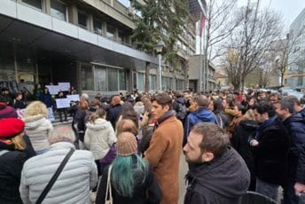 Blokirani fakulteti u Beogradu, Novom Sadu, Nišu: Studenti ne odustaju od zahtjeva Blokirani fakulteti u Beogradu, Novom Sadu, Nišu: Studenti ne odustaju od zahtjeva