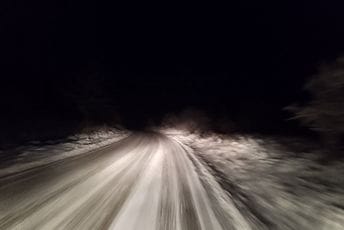 (VIDEO) Snažan snijeg pada na putu Nikšić – Šavnik