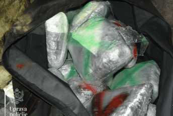 Uhapšen Podgoričanin: Kod njega pronađeno blizu devet hiljada eura i 20 kilograma marihuane Uhapšen Podgoričanin: Kod njega pronađeno blizu devet hiljada eura i 20 kilograma marihuane