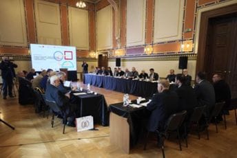 U BiH usvojeno više zaključaka: Osudili negiranje crnogorske kulture i nacije, skrnavljenje državnih simbola, diskriminaciju Crnogoraca U BiH usvojeno više zaključaka: Osudili negiranje crnogorske kulture i nacije, skrnavljenje državnih simbola, diskriminaciju Crnogoraca