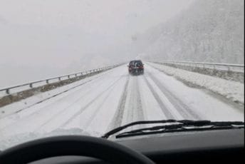 (FOTO) Pogledajte kako je danas na crnogorskim putevima na sjeveru: Pada snijeg, kolovozi klizavi