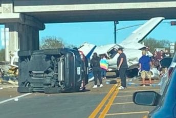 Avion pao na prometnu saobraćajnicu u Teksasu: Strahuje se da ima stradalih Avion pao na prometnu saobraćajnicu u Teksasu: Strahuje se da ima stradalih