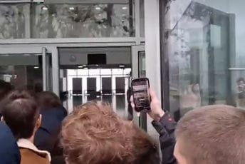 Studenti zauzeli zgradu Rektorata u Novom Sadu, traže ostavku rektora Studenti zauzeli zgradu Rektorata u Novom Sadu, traže ostavku rektora