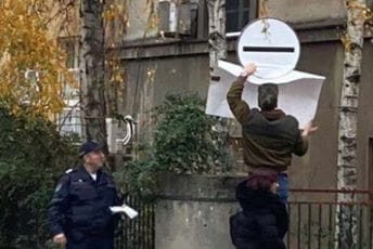 Uhapšen Andrej Josifovski Pijanista: Policija ga privela tokom postavljanja umjetničke instalacije Uhapšen Andrej Josifovski Pijanista: Policija ga privela tokom postavljanja umjetničke instalacije