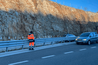 Policijsko vozilo sletjelo s auto-puta