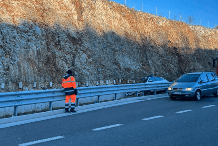 Policijsko vozilo sletjelo s auto-puta Policijsko vozilo sletjelo s auto-puta