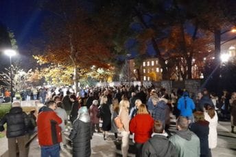 (FOTO / VIDEO) Okupljeni ispred Gimnazije: "Radoman u zatvor, Biljana na sud"; Mijušković: Čečovića kazniti za dokazano seksualno uznemiravanje