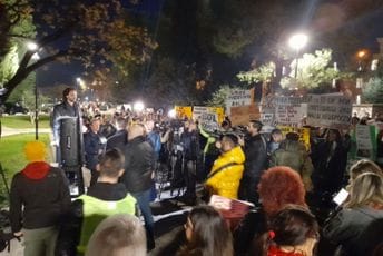 Počeo protest ispred Gimnazije (FOTO)