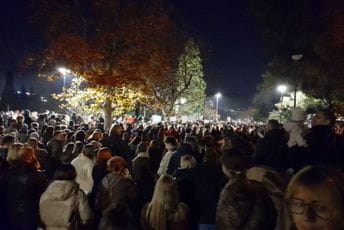 (FOTO / VIDEO) Okupljeni ispred Gimnazije skandiraju: Radoman u zatvor, Biljana na sud