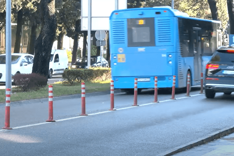 Ukras ili saobraćajna oprema: Stubići sa kolovoza stigli do Ustavnog suda