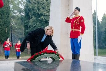 Injac položila vijenac na Spomenik Partizanu borcu na Gorici i Spomenik Josipu Brozu Titu