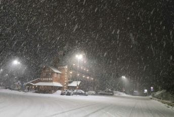 (FOTO/VIDEO) Pada snijeg na sjeveru: Kolovoz klizav, vozači oprez