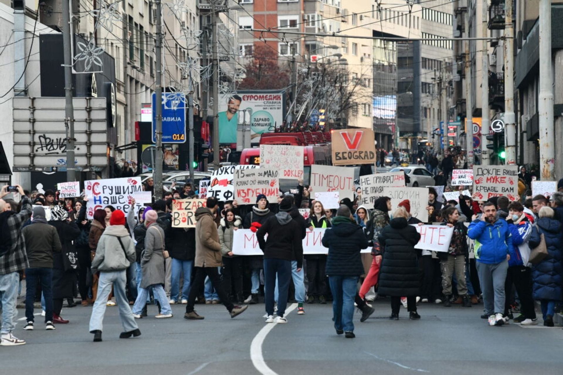 Fotografija 4: Slavija bila puna, kao i okolne ulice: Gotov je protest u Beogradu, studenti se vraćaju na blokade (FOTO/VIDEO)