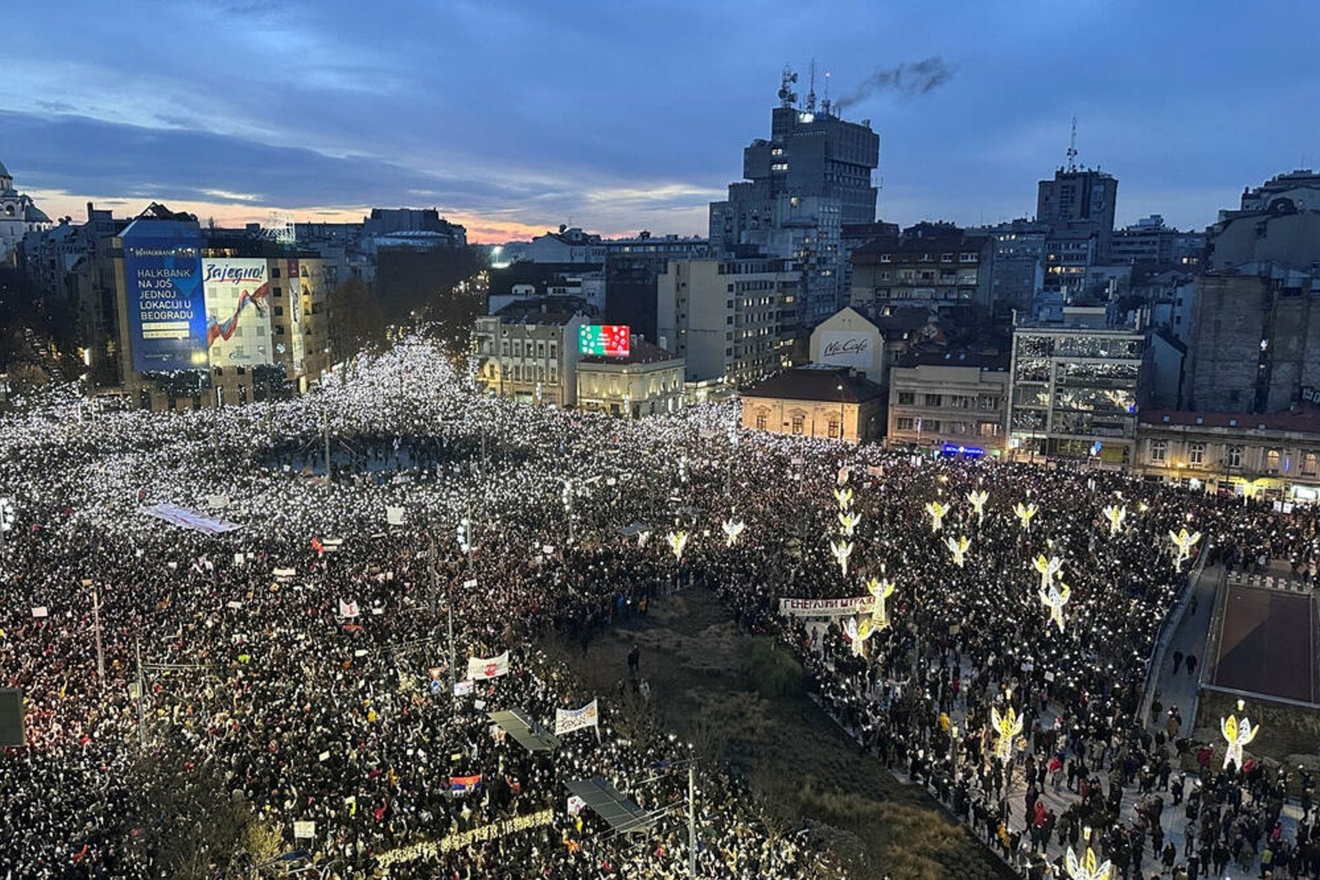 Fotografija 3: Slavija bila puna, kao i okolne ulice: Gotov je protest u Beogradu, studenti se vraćaju na blokade (FOTO/VIDEO)