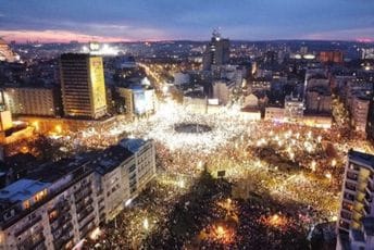 Ogroman broj građana na protestu u Beogradu: Nosili i transparent "Svi smo mi pod nadstrešnicom" (FOTO/VIDEO)