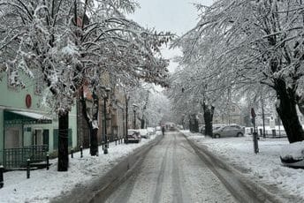 (FOTO) Na Cetinju pao snijeg