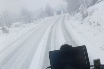 (FOTO/VIDEO) Nevrijeme širom Crne Gore: Sniježne mećave na sjeveru otežavaju saobraćaj, u Radanovićima poplavljen put