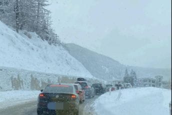 (FOTO) Na sjeveru kolaps zbog snijega: Saobraćajnice neočišćene, automobili zaglavljeni u kolonama