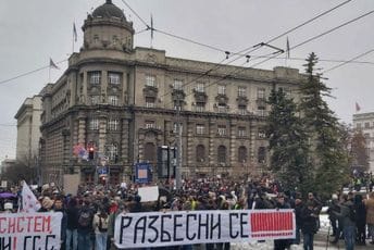 (FOTO/VIDEO) Beograd: Studentska šetnja do vrhovnog tužilaštva i 1000 pisama za Zagorku Dolovac