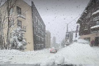 BiH: Na Bjelašnici potraga za radnikom meteorološke stanice, u entitetu RS bez struje 50.000 domaćinstava