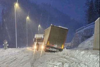 (VIDEO/FOTO) Pogledajte kako je tokom noći bilo na putevima na sjeveru Crne Gore: Mećava, snijeg i led na kolovozu