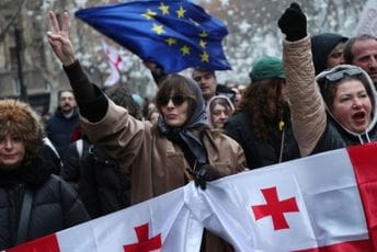 Hiljade demonstranata ispred predsjedničke palate jutros u Gruziji