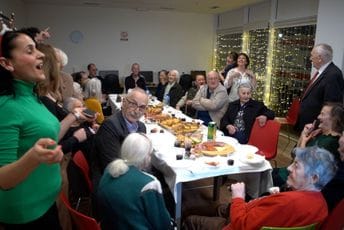 (VIDEO) Mujović sa porodicom dočekao novu godinu u Dom starih u Podgorici (VIDEO) Mujović sa porodicom dočekao novu godinu u Dom starih u Podgorici