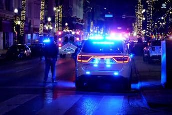 Automobil pokosio ljude i pucao na proslavi Nove godine u Nju Orleansu, ima mrtvih Automobil pokosio ljude i pucao na proslavi Nove godine u Nju Orleansu, ima mrtvih