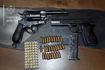 Nikšić: Pronađeno oružje i municija kod dva lica, kvalifikacija nakon vještačenja Nikšić: Pronađeno oružje i municija kod dva lica, kvalifikacija nakon vještačenja