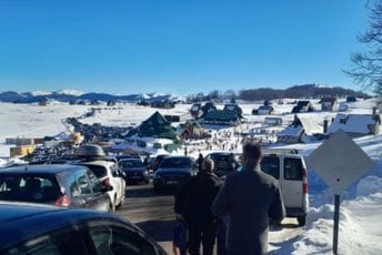 Žabljak: Saobraćajni kolaps na putu ka skijalištu Žabljak: Saobraćajni kolaps na putu ka skijalištu