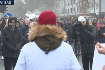 Dva mjeseca je od tragedije u Novom Sadu, Srbija i danas zastala na 15 minuta da oda poštu poginulima Dva mjeseca je od tragedije u Novom Sadu, Srbija i danas zastala na 15 minuta da oda poštu poginulima