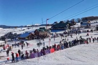 (VIDEO) Pogledajte kako je danas bilo na skijalištu Savin kuk: Gužve na ski liftu, u kafićima se tražilo mjesto više